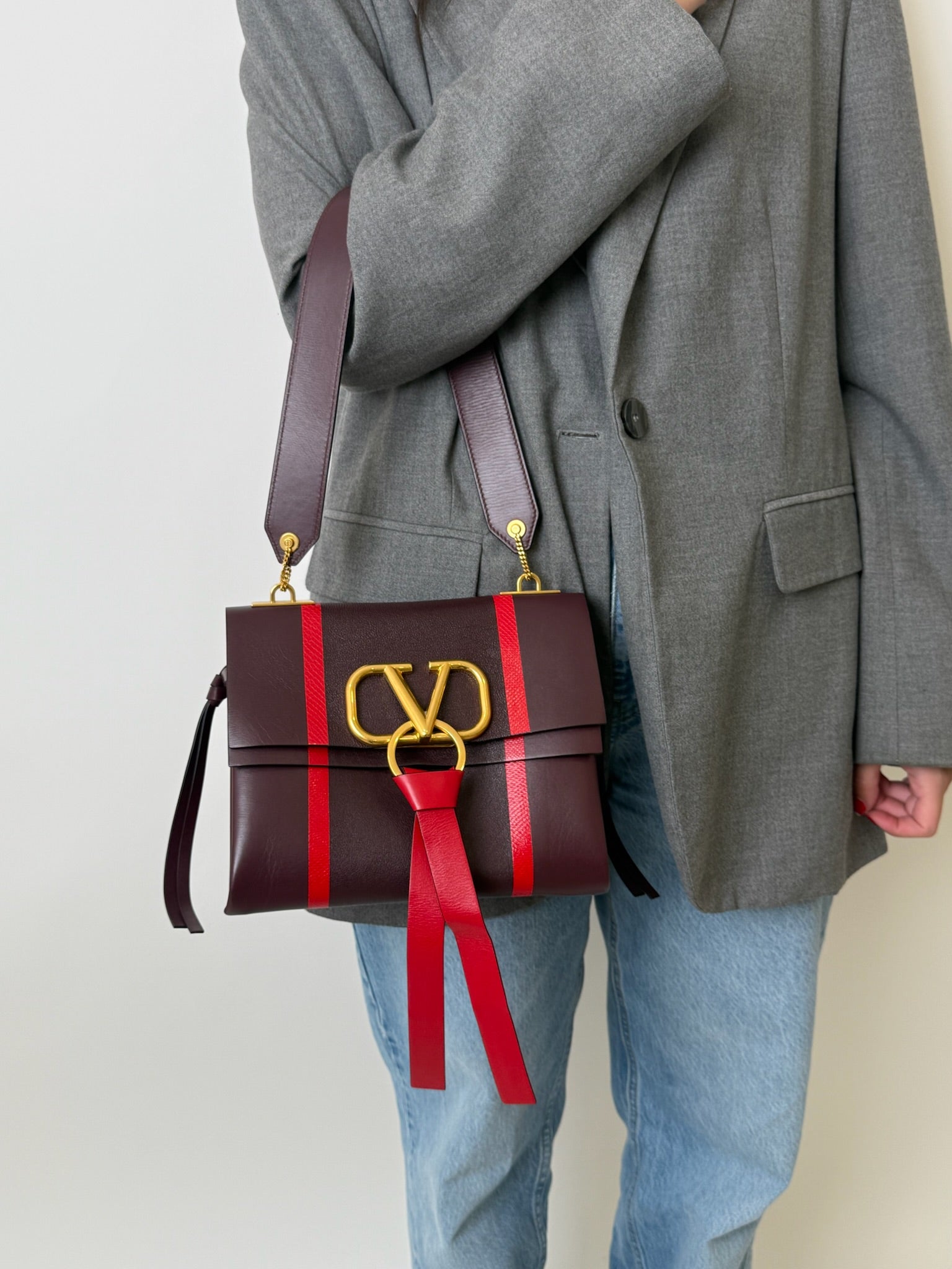 VLOGO SHOULDER BAG IN BICOLOR WITH RED STRIPES