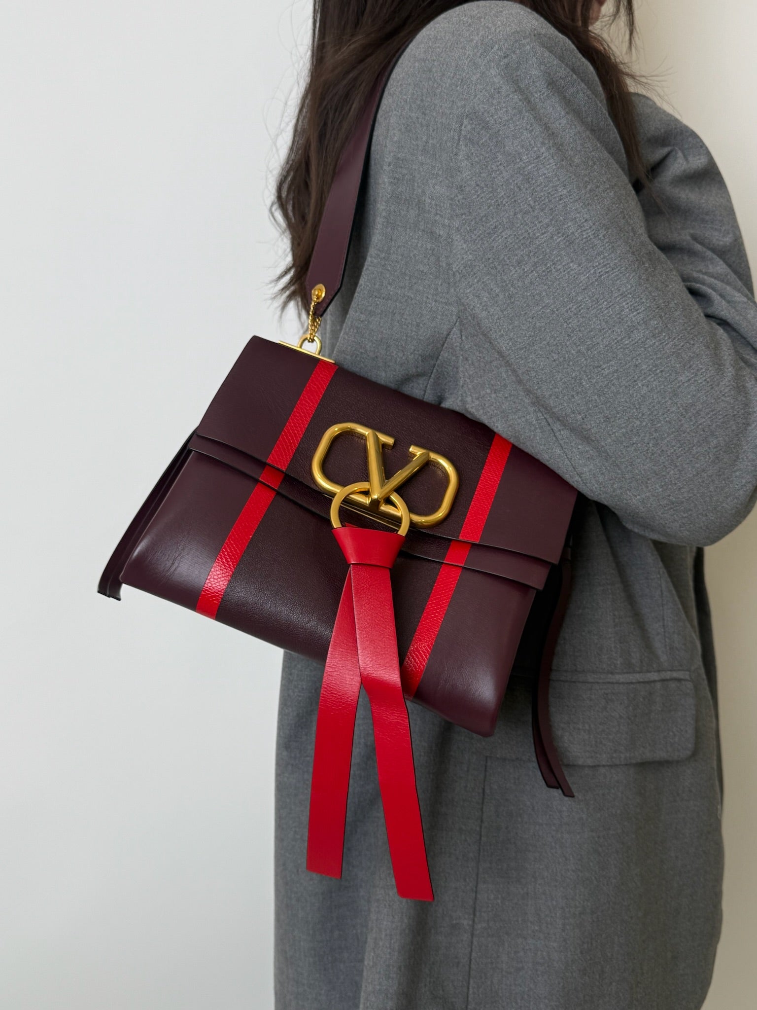 VLOGO SHOULDER BAG IN BICOLOR WITH RED STRIPES