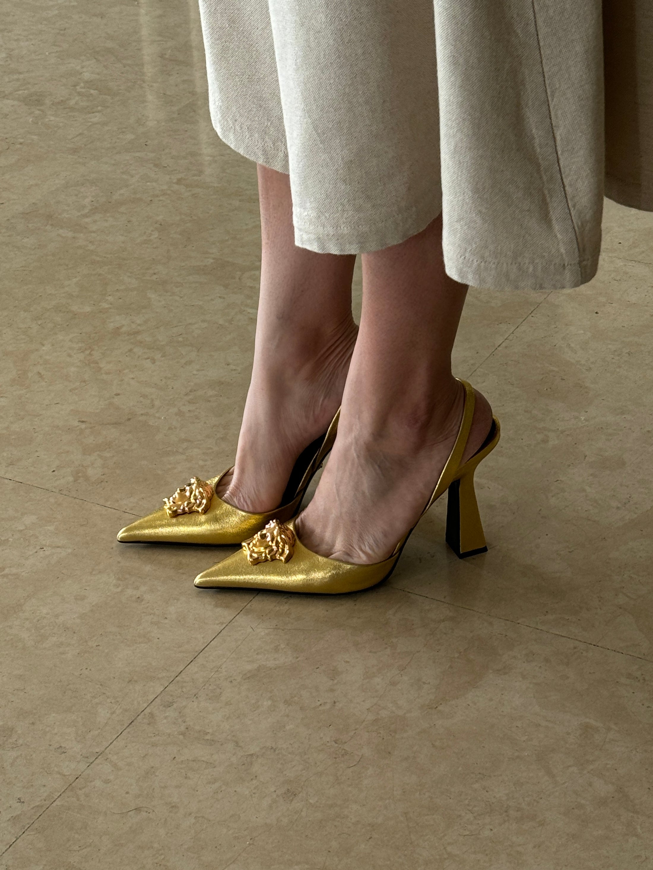 GOLD FOIL LEATHER MEDUSA POINTED TOE SLINGBACK | 38.5
